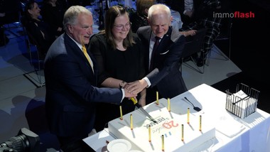 Die REMAX Convention 2026 startet mit einer starken Bilanz: Das Unternehmen blickt auf das erfolgreichste Jahr seiner Geschichte zurück. Im Mittelpunkt steht deshalb die Frage, welches Erfolgsrezept REMAX selbst in schwierigen Marktzeiten so erfolgreich macht.
 
Im Netzwerk selbst fällt die Antwort klar aus: Erfolgsentscheidend sind die enge Zusammenarbeit, eine starke Marke und Menschen, die mit großem Engagement an einem gemeinsamen Auftritt arbeiten.
 
Gerade in anspruchsvollen Marktphasen zeigt sich, wie wichtig Größe, Vertrauen und Präsenz sind. 
  
Auch technologische Entwicklungen sind längst Teil dieser Ausrichtung. Künstliche Intelligenz wird bei REMAX bereits in verschiedenen Bereichen eingesetzt. 
  
Mit dem neuen Logo setzt REMAX jetzt auch optisch ein Zeichen: moderner, klarer und stärker auf die digitale Zukunft ausgerichtet.  

Ein Rekordjahr, ein starkes Netzwerk und der klare Fokus auf die Zukunft – das ist das Erfolgsrezept von REMAX.

============================

Im Interview:
Alois Reikersdorfer, Gründer, REMAX Austria
Reinhard Götze, Immobilienmakler, REMAX Immowest
Philipp Feurstein, Bürobetreiber, REMAX Immowest
Karin Egger, Bürobetreiberin, REMAX Thermal
Dominic Grünauer, Broker, REMAX Recon 4
Dimitri Grabar, Bürobetreiber, REMAX DCI
Valentin Bauer, Head of Operations, IMMOunited
Peter Reikersdorfer, Managing Director, REMAX Austria
Thomas Heiligenbrunner, Head of Marketing & Events, REMAX Austria