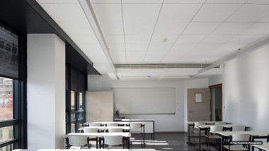 Knauf Ceiling Solutions bietet mit Adagio Acoustic+ mit Vectorkante eine Premium-Mineraldecke