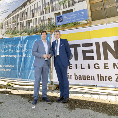Bürgermeister Dominic Litzka feiert mit Bmstr.
Michael Neubauer (NID) die Dachgleiche