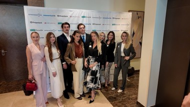 Beim ImmoScout24 Immobilien-Forum 2026 in Wien kommen erneut die führenden Köpfe der österreichischen Immobilienbranche zusammen, um sich über Innovation, Daten, KI und persönliches Networking auszutauschen.

Bauträger:innen und Branchenpartner:innen nutzen das Forum zum Austausch über aktuelle Entwicklungen, neue digitale Lösungen und gemeinsame Zukunftsperspektiven.

Ein besonderes Highlight des Tages: die Keynote von Kommunikationsexpertin Elke Rock über Wirkung, Auftreten und erfolgreiche Kommunikation im Berufsalltag.

ImmoScout24 präsentiert beim Immobilien-Forum moderne Tools und datengetriebene Lösungen für eine zeitgemäße Immobilienvermarktung.

Der moderne Spitzenmakler überzeugt heute nicht nur durch Verkaufskompetenz, sondern vor allem durch Service, Beratung und ein umfassendes Dienstleistungsverständnis.

Neben fachlichen Inputs steht vor allem eines im Mittelpunkt: persönliche Begegnungen und starke Partnerschaften innerhalb der Immobilienbranche.

Das ImmoScout24 Immobilien-Forum 2026 zeigt eindrucksvoll, wie wichtig Innovation, Kommunikation und langfristige Partnerschaften für die Zukunft der Branche sind.
=================================

Im Interview:
Markus Dejmek - Geschäftsführer, ImmoScout24 Österreich 
Joseph Obiegbu - Geschäftsführer, ImmoScout24 Österreich & EXPLOREAL
Anna-Sophie Höreth - Senior Marketing & Event Managerin, ImmoScout24 Österreich
Eva Huber - Teamlead Search Products, ImmoScout24 Österreich
Manuel Oberaufner - Teamlead Data Products, ImmoScout24 Österreich
Alexander Bosak -  Geschäftsführender Gesellschafter, EXPLOREAL
Elke Rock - Keynote Speakerin & Executive Coach, ROCKstar Coaching
Nicole Fürntrath - Obfrau-Stv., Fachgruppe Immobilien- und Vermögenstreuhänder Wien, WKW
Matthias Lippert-Primus - Head of Residential Property, DECUS Immobilien
Sascha Haimovici - Geschäftsführender Gesellschafter, IMMOcontract
Martina Hirsch - Geschäftsführerin, s REAL Immobilien