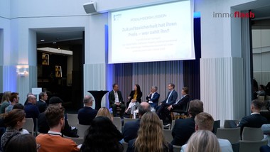 Im IMMO FutureLab in Wien kommen führende Köpfe der Immobilienbranche zusammen, um zentrale Zukunftsfragen zu diskutieren. Im Fokus steht die Frage, wie sich eine Branche im Umbruch neu ausrichtet.  
   
Gerade in dieser dynamischen Zeit sind Plattformen wie das IMMO FutureLab wichtig – Orte, an denen offen und mit Blick nach vorne diskutiert wird.   

Getragen von starken Partnern und unterstützt von der Branche selbst, liefert das FutureLab Impulse – und schafft Raum für neue Perspektiven.
   
Deutlich wird dabei auch: Resilienz spielt in der Bewertung von Immobilien bislang kaum eine Rolle – obwohl sie zunehmend über Zukunftsfähigkeit und Stabilität entscheidet.
  
Resilienz rückt damit immer stärker in den Fokus – als neuer Maßstab für Immobilien, Märkte und unternehmerische Entscheidungen in einer sich rasch verändernden Realität. 
 
Das IMMO FutureLab zeigt: Zukunftssicherheit entsteht dort, wo neue Ideen auf offenen Dialog treffen.

----------------------------------------------
Im Interview:
Wolfgang Kradischnig   Geschäfstführer, DELTA
Iris Einwaller-Probst  Geschäftsführerin,  epmedia Werbeagentur
Peter Engert     Geschäftsführer, ÖGNI
Karl-Maria Pfeffer    Geschäftsführer, Raiffeisen Property Holding International  
Katharina Sturm    willhaben
Katrin Gögele-Celeda   Country Manager, CPI Europe
Peter Stellnberger    Kundenbetreuer, Raiffeisenlandesbank NÖ-Wien 
Stefan Neubauer    Senior Banker Real Estate, UniCredit Bank Austria