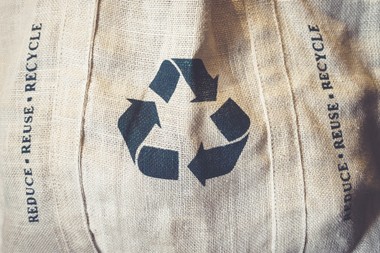 Auch im Textilbereich gilt: Je länger Produkte genutzt werden, desto geringer sind Ressourcenverbrauch und Abfallaufkommen.