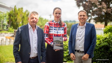 Nachhaltigkeitsmanagerin Adela Lankl (Mitte) präsentiert gemeinsam mit Bachl-CEO Michael Küblbeck (r.) und Bachl-Geschäftsführer Walter Eibl (l.) den Nachhaltigkeitsbericht 2025.