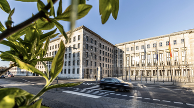 Der Haupteingang zum Detlef-Rohwedder-Haus in der Wilhelmstraße, Berlin