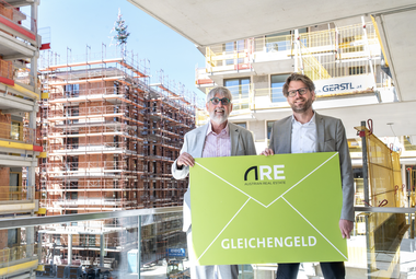 Gerstl Geschäftsführer Reinhard Egger übernimmt das Gleichengeld symbolisch von Gerd Pichler, Head of ARE Development