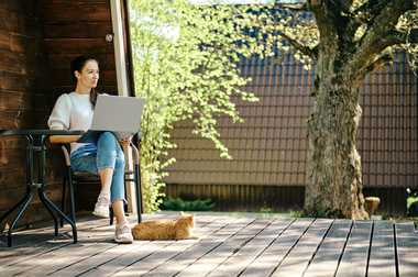 Digitaler Weg ins Grüne: Online-Portale sind bei der Immobiliensuche die klare Nummer eins. Das wichtigste Suchkriterium der Österreicher bleibt dabei die eigene Freifläche.