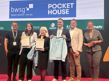 Preisverleihung mit Gewinnern, v.l.n.r.: Arne Rajchowski (DigiWoh), Esther Schwedler (Pocket House), Mag. Rita Michlits (BWSG), Ronald Stapke (Pocket House), Dr. Christian Westphal (Crem Solutions), Iris Jachertz (DW Die Wohnungswirtschaft)