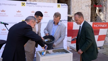 Mit dem Palais Esterházy entwickelt die Raiffeisen Property Holding International eines der bedeutendsten Revitalisierungsprojekte in Bratislava. Dabei erhält ein historisches Gebäude eine neue Zukunft.  

Für die RPHI bedeutet die Revitalisierung des denkmalgeschützten Gebäudes weit mehr als eine klassische Immobilienentwicklung: Hier sollen Geschichte und Zukunft miteinander verbunden werden.
  
Nach Jahrzehnten des Stillstands beginnt für das Palais Esterházy eine neue Ära. Die RPHI möchte das historische Gebäude wieder zu einem lebendigen Bestandteil der Altstadt machen.
 
Die Revitalisierung des Palais Esterházy zeigt, wie die RPHI historische Substanz bewahrt und gleichzeitig Raum für neue Nutzungen und neue Perspektiven schafft.
======================================
Im Interview:
Karl-Maria Pfeffer  CEO, Raiffeisen Property Holding International
Martina Lederer   Geschäftsführerin, Raiffeisen Property Holding International 
Dieter Hoffmann   Head of Project Development & Project Management, Raiffeisen Property Holding International 
Viktor Kucej   Construction Manager, Hornex