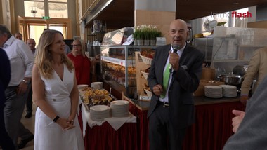 Beim Gloriette-Frühstück bringt das Immobilien Magazin die Branche zusammen. In dem besonderen Ambiente mit Blick über Wien stehen Vernetzung, Austausch und aktuelle Impulse im Mittelpunkt.

Mit Building Times, Immobilienmagazin und Immomedien wird die Branche mit aktuellen Informationen versorgt.

Das Gloriette-Frühstück ist längst ein fester Termin im Kalender der Immobilienbranche und jedes Jahr wieder ein Ort für Begegnungen.

Das Immobilien Magazin wird vor allem als verlässliche Informationsquelle geschätzt – nah an der Branche und ihren Themen. 

Neben der journalistischen Begleitung ist das Immobilien Magazin für viele in der Branche auch ein starker Partner – präsent, verlässlich und nah am Markt.

Das Gloriette-Frühstück zeigt: Gute Medienarbeit bedeutet mehr als Information. Sie schafft Verbindung, Austausch und Partnerschaft innerhalb der Branche.

===========================================

Im Interview:
Iris Einwaller-Probst - Geschäftsführerin, epmedia
Michael Ehlmaier - Geschäftsführender Gesellschafter, EHL Immobilien Gruppe
Alois Reikersdorfer - Founder, REMAX
Gerhard Klein - Geschäftsführer Immobilienvermittlung, 3SI Immogroup
Daniel Riedl - Ehem. Vorstandsmitglied, Vonovia SE
Karl-Maria Pfeffer - CEO, Raiffeisen Property Holding International
Dieter Wasserburger - Direktor, Leiter Konzern Immobilien/Expansion, REWE International
Eugen Otto - Geschäftsführer, OTTO Immobilien 
Valentin Bauer - COO, IMMOunited
Christian Buchbauer - Leitung Marketing, Vaillant Group Austria
Mirjana Verena Mully - Head of Communications, Austrian Standards
Richard Freimüller - Präsident, Wärmepumpe Austria
Sophie Blaha - Geschäftsführerin, Blaha Büromöbel