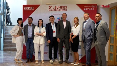 Beim diesjährigen Bundesimmobilientag in Bad Ischl steht die Immobilienbranche vor einer zentralen Frage: Was ist das neue Normal? Unter dem Motto „The Next Normal“ werden Herausforderungen, Chancen und der Blick nach vorne thematisiert.
 
Nach herausfordernden Jahren blickt die Branche nach vorne. Doch ist der Bundesimmobilientag schon der Auftakt zur Wende zum Guten?
 
Viele sehen Licht am Ende des Tunnels, doch bleibt klar: Die Branche braucht verlässliche Rahmenbedingungen und eine neue Orientierung.
 
Auch künstliche Intelligenz ist längst Teil dieses neuen Normal. Die Frage ist: Kann sie die Immobilienbranche wirklich besser machen?
 
Zwischen Automatisierung und persönlichem Kontakt bleibt die Sorge: Verändert KI nur Prozesse – oder nimmt sie auch Arbeitsplätze weg?

Unterstützt wird der Bundesimmobilientag von starken Partnern.

Der Bundesimmobilientag 2026 zeigt: Die Immobilienwirtschaft steht vor Herausforderungen – aber auch vor neuen Chancen.
==================
im interview:

Roman Oberndorfer  Fachverbandsobmann Immobilien- und Vermögenstreuhänder, WKO
Peter Neumann   Fachgruppengeschäftsführer, Fachgruppe Immobilien- und Vermögenstreuhänder, WKOÖ
Philipp Graf   Geschäftsführer, Bundessparte Information und Consulting, WKÖ
Rudolf North   Geschäftsführer, Fachverband Immobilien- und Vermögenstreuhänder, WKÖ
Mario Zoidl   Fachgruppenobmann Immobilien- und Vermögenstreuhänder, WKOÖ
Martina Denich-Kobula  Geschäftsführerin , Immomarktplatz
Iris Einwaller-Probst  Geschäftsführerin, epmedia
Jürgen Konkus    Sales Director Real Estate, DER STANDARD
Katharina Ployl-Strutz  Marketing, Unibind Austria