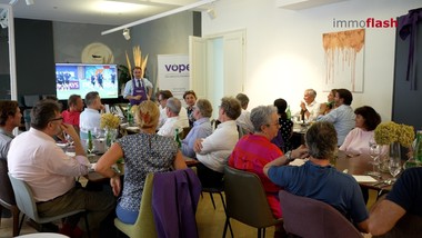 Mit dem VÖPE Chefs Dinner schafft die Vereinigung Österreichischer Projektentwickler ein besonderes Format für Austausch und Vernetzung. Zwischen Küche, Gesprächen und gemeinsamen Erlebnissen kommen Branchenvertreter, Förderpartner und Gäste zusammen.
  
Kochen bringt Menschen zusammen – und genau darum geht es bei diesem Abend: Die Teilnehmer erleben Netzwerk auf Augenhöhe, abseits klassischer Veranstaltungssituationen.
 
Kochen und Bauen folgen einem ähnlichen Prinzip: Mit den richtigen Zutaten, guter Planung und dem passenden Zusammenspiel entsteht am Ende etwas Besonderes.
 
Ob in der Küche oder in der Projektentwicklung: Zum Erfolg kommt man selten allein. Erst durch Zusammenarbeit, Austausch und gemeinsames Anpacken kann etwas wirklich Gelungenes entstehen. 

Das VÖPE Chefs Dinner zeigt: Netzwerken darf auch persönlich, kreativ und genussvoll sein. Ein Abend, der die Branche zusammenbringt – und deutlich macht, dass gute Projekte wie gute Gerichte vor allem eines brauchen: ein starkes Team.

___________________________
Im interview:

Andreas Köttl   Präsident, VÖPE 
Erwin Groess   Geschäftsführer, STRABAG Real Estate
Alexander Pawkowicz  Geschäftsführer, VÖPE
Sabine Müller   Vorständin, Wien3420 Aspern Development AG
Peter Krammer   Vorstandsvorsitzender, Swietelsky AG
Michael Baert   Advisory Board, IFA