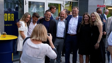 Strahlender Sommerabend in der Absberggasse in Wien-Favoriten: Beim traditionellen Kundengartenfest der PORR gibt sich das Who-is-Who aus Bau, Immobilien, Wirtschaft und Politik die Klinke in die Hand. Anlass zum Feiern gibt es reichlich – die PORR-Aktie auf Allzeithoch, der Auftragsbestand auf Rekordniveau.

Während die Branche von einer Immobilienkrise spricht, ist die PORR breiter aufgestellt als fast jeder Mitbewerber in Europa – vom leistbaren Wohnen mit eigenem System bis zu Gesundheitsbauten und Datacentern.

Was die Zusammenarbeit mit der PORR ausmacht, bringen die Gäste auf einen Nenner: Vertrauen, Verlässlichkeit und ein Team, das auch in turbulenten Zeiten liefert.

Das Kundengartenfest verbindet: ein gewachsenes Fest, das längst weit über die Immobilienwelt hinausreicht – locker und für viele ein fixer Termin im Jahr.

Volle Auftragsbücher, treue Partner und beste Stimmung – die PORR geht mit Rückenwind in den Sommer.
 

Ein Abend, der eines klarmacht: Bei der PORR überwiegen die Chancen – und die Vorfreude auf ein spannendes zweites Halbjahr.
----------------------------------------
Im Interview:
Karl-Heinz Strauss – Vorstandsvorsitzender & CEO PORR AG
Josef-Dieter Deix – COO PORR AG
Claude-Patrick Jeutter – COO PORR AG
Ulrike Haslauer - Geschäftsführerin, compact-electric
Thomas G. Winkler – CEO UBM Development AG
 Karina Schunker – Geschäftsführerin EHL Wohnen
Michael Neubauer – Geschäftsführer, NOE Immobilien Development GmbH (NID)
Simone Rongitsch – Geschäftsführerin Pocket House
Sandra Bauernfeind - Geschäftsführerin Heimat Österreich
Monika Döll - Geschäftsführerin GzG Gipsrecycling GmbH
Anton Bondi de Antoni  – Geschäftsführer Bondi Consult
Hubert Gorbach – Vizekanzler Österreich a.D.
Iris Ortner - Aufsichtsratsvorsitzende,PORR AG
 Julia Leeb - Partnerin BDO
Gerald Beck – Geschäftsführer Bundesimmobiliengesellschaft
