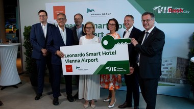 Die AirportCity am Flughafen Wien wächst weiter: Mit dem Leonardo Smart Hotel Vienna Airport eröffnet hier bereits das dritte Hotel am Standort.  

Der Flughafen Wien ist Österreichs größter Airport und ein internationales Drehkreuz – ein Standort, der für Hotelgäste und Betreiber gleichermaßen attraktiv ist.
 
Besonders ist auch die Bauweise: Das neue Hotel setzt auf Holz und verbindet moderne Architektur mit dem Thema Nachhaltigkeit.

Die Umsetzung war herausfordernd: Corona, steigende Energiepreise und schwierige Rahmenbedingungen prägten das Projekt. Umso größer ist heute die Freude über die Eröffnung.
 
Mit dem dritten Hotel stärkt der Flughafen Wien seine Rolle als AirportCity weiter – und setzt zugleich ein sichtbares Zeichen für modernes, nachhaltiges Reisen.

===================
Im Interview:
Wolfgang Scheibenpflug  Geschäftsbereichsleiter Immobilien- und Standortmanagement, Flughafen Wien
Stephan Löwel  COO DACH, Leonardo Hotels
Johanna Mikl-Leitner Landeshauptfrau von Niederösterreich
Günther Ofner  Vorstandsdirektor, Flughafen Wien
Herbert Pinzolits Eigentümer & CEO, MAMMA Group