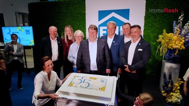 35 Jahre EHL: Dieses Jubiläum feiert nicht nur die Geschichte eines Unternehmens, sondern auch die Menschen, Partnerschaften und das Vertrauen in der Immobilienbranche.
   
Ein Unternehmen lebt von den Menschen, die es prägen. Bei EHL ist die Verbundenheit vieler Mitarbeiterinnen und Mitarbeiter deutlich spürbar.
  
Auch Kundinnen und Kunden schätzen EHL als verlässlichen Partner. 
 
Viele Wegbegleiter verbinden mit Michael Ehlmaier nicht nur Professionalität, sondern auch persönliche Wertschätzung.
 
Zum Jubiläum gibt es zahlreiche Glückwünsche aus der Branche. Sie zeigen, welchen Stellenwert EHL und Michael Ehlmaier über die Jahre aufgebaut haben. 
 
35 Jahre EHL – ein Abend voller Rückblicke, Anerkennung und Zuversicht. 
===========================

Stefan Wernhart  Geschäftsführer, EHL Gewerbeimmobilien
Daniel Riedl   Immobilienmanager
Wolfgang Scheibenpflug Geschäftsbereichsleiter Immobilien- und Standortmanagement, Flughafen Wien
Filip Rosa   CEO, ATL Immoinvest Group
Irene Rief-Hauser  Inhaberin & Geschäftsführerin, FEINE IMMOBILIEN
Sabine Müller  Vorständin, Wien 3420 aspern Development AG
Wolfdieter Jarisch  Vorstand und Gesellschafter, S+B Gruppe
Andreas Holler  Geschäftsführer, BUWOG Group
Stefan Brezovich  Vorstand, ÖRAG
Karina Schunker  Geschäftsführerin, EHL Wohnen
Peter Karl   CEO, ERSTE Immobilien KAG
Markus Mendel  Geschäftsführer, EHL Investment Consulting
 Roland Schmid  Gründer & Geschäftsführer, IMMOunited
Matthias Marhold  COO CEE, RWA Raiffeisen Ware Austria
Gerald Beck   Geschäftsführer, Bundesimmobiliengesellschaft
Michael Zöchling  Eigentümer & Geschäftsführer, ZOECHLING RE
Michael Ehlmaier  Geschäftsführender Gesellschafter, EHL Immobilien Gruppe
Katrin Gögele-Celeda Country Managerin Austria & Adriatic, CPI Europe