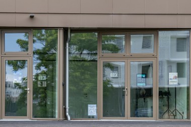Im Wohnquartier Village im Dritten in Wien sorgt die Kombination aus digitalem Buchungs- und Zutrittssystem dafür, dass Bewohner den "Village Kiosk" einfach, sicher und flexibel nutzen können – ganz ohne Schlüsselverwaltung und mit minimalem administrativem Aufwand