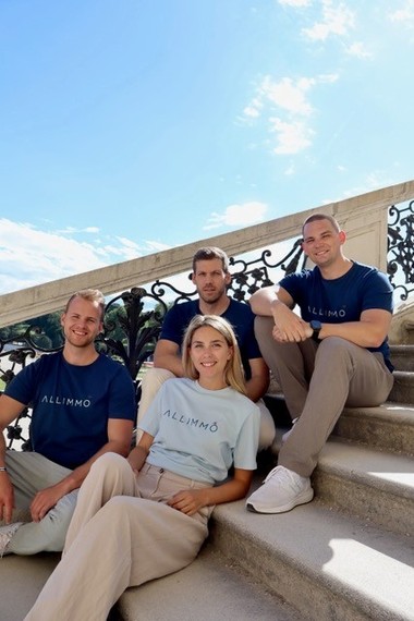 SearchPlace.ai Team: vlnr. die Gründer Joshua Krick, Julian Wimmer, Vivienne Pour und ITExperte Markus Hammerschmid