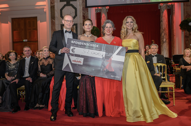 Die Übergabe des Spendenschecks am Immobilienball 2026