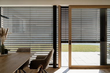 Außenliegender Sonnenschutz von Hella stoppt die Hitze, bevor sie in den Raum eindringt. Dadurch wird
der Wärmeeintrag über die Fenster deutlich reduziert und Wohnräume bleiben spürbar kühler.