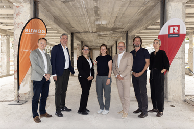 v.l.: Alexander Steppan (BUWOG), Andreas Holler (BUWOG), Ramona Posel (Rhomberg), Carola Meixner (BUWOG), Markus Gornik (Rhomberg), Eric-Emanuel Tschaikner und Kim Tien (KENH Architekten)