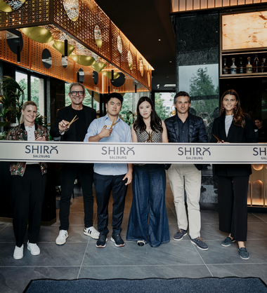 Eröffnung des SHIRO mit PRISMA Standortmanagerin Katharina Schmid, PRISMA Vorstand
Bernhard Ölz, Betreiber Thimo Zhou und Cassie Chen, PRISMA Salzburg Geschäftsführer Jakob
Bonomo sowie PRISMA Marketing Julia Wiesenegger