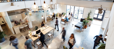 CBRE-Studie zeigt: Amenity-Flächen in Büros stiegen seit 2021 um 120 Prozent. KI verändert Anforderungen an Arbeitsplatzkonzepte.