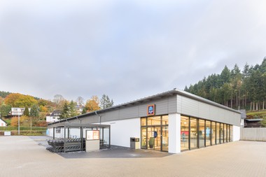 Tagsüber Kundenparkplatz, nach Ladenschluss Stellplatz für die Nachbarschaft_ Mit dem Feierabendparken machen ALDI SÜD und Wemolo bestehende Parkflächen zusätzlich nutzbar. An sechs Münchner Filialen stehen dafür insgesamt 81 Stellpl.jpg