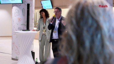 Business Breakfast in der AirportCity: Am Flughafen Wien wurde die neue Kantine für Mitarbeiterinnen und Mitarbeiter eröffnet. Sie soll die Versorgung am Standort weiter verbessern und Raum für Austausch im Arbeitsalltag bieten.

Die neue Kantine ist Teil eines größeren Versorgungskonzepts am Flughafen Wien. 

Die neue Kantine soll den Arbeitsalltag erleichtern – und die AirportCity noch attraktiver machen.

Auch in anderen Bereichen entwickelt sich die AirportCity weiter: Die Vienna Airport Conference & Innovation Centre hat eine neue Geschäftsführerin.

Neu am Flughafen ist außerdem ein Gesundheitsangebot. Im Health Center Vienna Airport wird nun eine Gen-Analyse angeboten. 

Mit neuer Kantine, starken Services und zusätzlichen Angeboten zeigt die AirportCity Wien, wie vielseitig der Flughafen als Arbeits- und Wirtschaftsstandort geworden ist.

===================================

Im Interview:
Wolfgang Scheibenpflug - Geschäftsbereichsleiter Immobilien- und Standortmanagement, Flughafen Wien
Angelika Ponecz - Geschäftsführerin, Vienna Airport Conference & Innovation Center
Georg Hirsch-Stronstorff - Managing Director, Eurest Österreich
Johanna Cetin - Leiterin Bankstelle Flughafen, Raiffeisenbank Region Schwechat
Christian Moser - Hospitality Manager, Flughafen Wien 
Katharina Schneider - CEO & Geschäftsführerin, Permedio
Andrea Winklmüller - Head of Infrastructure Facility Management, Austrian Airlines
Angelika Ponecz - Geschäftsführerin, Vienna Airport Conference & Innovation Center