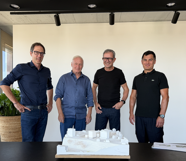 Projektvorstellung BREVUE und purfitness in Bregenz mit Nikolaus Ess (Projektleiter BREVUE
/ PRISMA Unternehmensgruppe), Carlo Baumschlager (Architekt), Bernhard Ölz
(Vorstandsvorsitzender PRISMA Unternehmensgruppe), Michael Allgäuer (Geschäftsführer purfitness)
(v.l.n.r.)