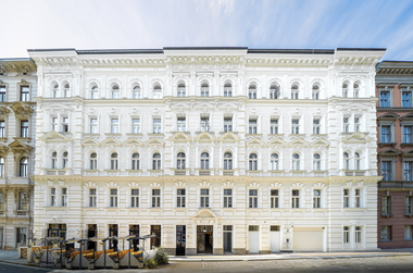 Die aufwendig restaurierte Gründerzeitfassade des Prunkstücks.