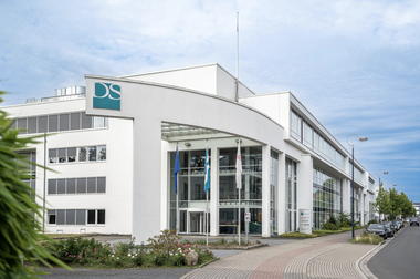 Ausbau der Assetklasse Erneuerbare Energien: Dr. Peters übernimmt das Management von Solar- und Windparks für über 10.000 zusätzliche Investoren