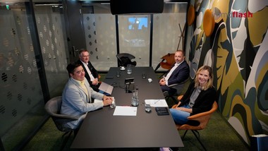 Beim Immoflash-Roundtable zum Thema „Quartiersentwicklung” diskutierten Branchenexpert:innen darüber, wie lebenswerte und nachhaltige Stadtteile entstehen können und welche Faktoren für eine erfolgreiche Entwicklung entscheidend sind.

Die Airport City zeigt dabei beispielhaft, wie sich bestehende Flächen zu einem modernen Quartier weiterentwickeln lassen. Entscheidend ist, neue Nutzungen zu schaffen und gleichzeitig möglichst verantwortungsvoll mit Grund und Boden umzugehen.

Doch Gebäude allein machen noch kein funktionierendes Quartier aus. Entscheidend sind auch die Angebote in der Umgebung und die Frage, wie unterschiedliche Nutzungen und Bedürfnisse miteinander verbunden werden.

Für erfolgreiche Quartiere braucht es deshalb das Zusammenspiel vieler Beteiligter. Das Ziel bleibt ein Lebensraum, der unterschiedliche Möglichkeiten bietet und Orte schafft, an denen sich Menschen langfristig wohlfühlen.
==================================
Im Interview:
Claudia  Brey    Geschäftsführerin, ÖBB-Immobilienmanagement
Wolfgang Scheibenpflug  Geschäftsbereichsleiter Immobilien- und Standortmanagement, Flughafen Wien
Alexander Degen   Founder & CEO, ADE Group