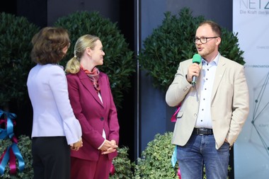Übergabe bei der Fachtagung in Bad Ischl – v.l.n.r Isabella Stickler, Maria Vertesich, Gregor Veit