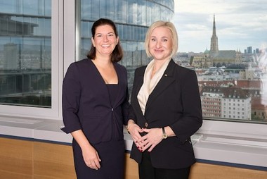 v.l.n.r.: Christiane Flehberger, Vorstandsdirektorin Privatkunden & KMU, Raiffeisenlandesbank NÖ-Wien, Marion Weinberger-Fritz, Geschäftsführerin Raiffeisen Vorsorge Wohnung GmbH