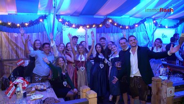 Tracht, Wiesn-Stimmung und jede Menge bekannte Gesichter: Bei der IMMOWiesn 2026 trifft sich die österreichische Immobilienbranche abseits des klassischen Business-Alltags. 

Denn die Immobilienbranche weiß nicht nur, wie man Projekte gemeinsam vorantreibt. Wenn die Arbeit getan ist, darf auch das Feiern nicht zu kurz kommen .

Es geht um persönliche Begegnungen, ausgelassene Stimmung und die Gelegenheit, gemeinsam aus dem Arbeitsalltag auszubrechen.

Ein Branchenabend wie dieser wird auch durch starke Partner möglich gemacht. Für die Sponsoren bietet die IMMOWiesn gleichzeitig die Gelegenheit, Kunden und Kollegen in ungezwungener Atmosphäre zu treffen und bestehende Kontakte zu pflegen.

Die IMMOWiesn zeigt: Gute Kontakte entstehen nicht nur am Verhandlungstisch. Zwischen Wiesn-Stimmung, Musik und persönlichen Gesprächen feiert die Immobilienbranche vor allem eines: das Miteinander.
_________________________________
Im Interview:
Iris Einwaller-Probst  Geschäftsführerin, epmedia 
Claudia Brey  Geschäftsführerin, ÖBB-Immobilienmanagement
Dieter Steup  CEO, STEUP Realitäten
Helmut Beer  Partner, TPA Österreich
Christian Zellmann Geschäftsführender Gesellschafter, ZELLMANN IMMOBILIEN
Bettina Zaininger Geschäftsführender Gesellschafter, ESTINA Immobilien
Stefan Artner  Partner, DORDA Rechtsanwälte
Anna Geher  Managing Director Valuation & Advisory, OTTO Immobilien
Philipp Maisel  Abteilungsleiter Investment, OTTO Immobilien