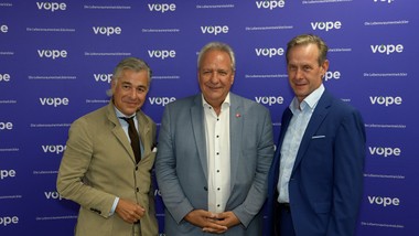 Bei der VÖPE Herbstkonferenz treffen sich rund 90 Mitgliedsunternehmen der Immobilienbranche. Unter dem Motto „Einfach finanzieren, kräftig bauen geht es um die Frage, wie der Wohnbau in Österreich wieder leistbarer und schneller realisierbar wird.

Hohe Baukosten, schwierige Finanzierungen und komplexe Vorgaben -  die Probleme sind bekannt. Bei der Konferenz geht es um den Kapitalmarkt und die Regulatorik – und um die Frage, welche Rahmenbedingungen Investitionen in den Wohnbau wieder attraktiv machen.

Ein Lösungsansatz ist das serielle Bauen. Durch mehr Vorfertigung und eine ressourcenschonende Planung sollen Bauprozesse beschleunigt, Kosten gesenkt und gleichzeitig ein nachhaltigeres, großvolumiges Bauen ermöglicht werden.

Von der Finanzierung über neue Bauweisen bis zu schnelleren Genehmigungsverfahren: Die VÖPE zeigt bei ihrer Herbstkonferenz, wo die Branche ansetzen will. Künftig sollen Digitalisierung und weniger Bürokratie dabei helfen, wieder mehr und leistbarer zu bauen.  

========================================

Im Interview:
Peter Ulm - Vizepräsident, VÖPE
Philipp Resl - Präsidiumsmitglied, VÖPE 
Nadja Köfer-Holzer - Präsidiumsmitglied, VÖPE
Harald Donhauser - Head of Immobilienwirtschaft, Magenta Telekom
Gerald Beck - Geschäftsführer, Bundesimmobiliengesellschaft & ARE
Michael Gehbauer - Obmann, Österreichischer Verband Gemeinnütziger Bauvereinigungen (GBV)
Elisabeth Olischar - Abgeordnete, Wiener Gemeinderat
Christian Murhammer - Geschäftsführer, Österreichischer Fertighausverband
Klaus Kümmel - Managing Partner, Great Sales Force