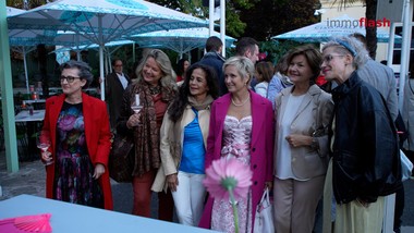 Beim „Back to Work Cocktail“ von Salon Real trifft sich die Immobilienbranche zum Austausch und Netzwerken. Im Mittelpunkt stehen dabei die Sichtbarkeit von Frauen, das Knüpfen neuer Kontakte und die gemeinsame Weiterentwicklung der Branche.

Doch Gleichstellung ist keine reine Frauensache. Auch immer mehr Männer in der Immobilienwirtschaft unterstützen den Austausch und setzen sich für mehr Chancengleichheit und Vielfalt in der Branche ein.

Aber bringen Frauen tatsächlich andere Stärken in die Immobilienwirtschaft ein? Bei Themen wie Führung, Kommunikation und Zusammenarbeit zeigen sich durchaus unterschiedliche Zugänge, doch am Ende ist das Zusammenspiel entscheidend.

Der Back to Work Cocktail zeigt: Eine vielfältige Immobilienbranche lebt von unterschiedlichen Perspektiven. Salon Real schafft dafür Raum – für Austausch, neue Netzwerke und eine stärkere Sichtbarkeit von Frauen.
______________________
Im Interview:
Michael Svoboda  Geschäftsführer, REAL FACILTY Gebäudeservice
Gerald Beck  Geschäftsführer, BIG & ARE
Alexander Scheuch Managing Director, Rustler Immobilientreuhand
Eva Huber   Teamlead Search Products, ImmoScout24 Österreich
Nadja Hafez-Hofmair Managing Partner, ZEHA Real Estate
Gerhild Bensch-König Präsidentin, Salon Real & Geschäftsführerin, Raiffeisen WohnBau 
Karina Schunker  Geschäftsführerin, EHL Wohnen
Anna Geher  Managing Director Valuation & Advisory, OTTO Immobilien
Nicole Fürntrath Geschäftsführerin, homeBase Immobilien
Thomas Hussl   Geschäftsführer, Raiffeisen WohnBau
Ursula Macher  FINDMYHOME.AT
Martina Lederer  Managing Director, Raiffeisen Property International