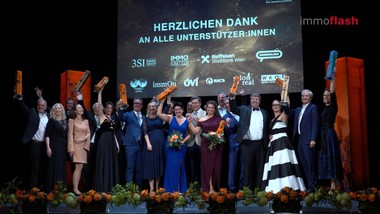 Der Cäsar feiert Jubiläum: Seit 20 Jahren zeichnet Österreichs wichtigster Immobilienpreis die Persönlichkeiten hinter der Branche aus. Im festlichen Ambiente des Schönbrunner Schlosstheaters kommen rund 300 Gäste aus Wirtschaft, Politik und Medien zusammen, um die Preisträger:innen des Jahres 2026 zu feiern.

Möglich gemacht wird das Fest durch die Unterstützung starker Partner aus der Branche, die dem Cäsar seit vielen Jahren zur Seite stehen.

Manche Partner kennen den Cäsar von beiden Seiten der Bühne – als Unterstützer und als frühere Preisträger:innen.

Zwanzig Jahre Cäsar – das sind auch zwanzig Jahre Menschen, die die Branche immer wieder aufs Neue prägen. Manche gewinnen zum ersten Mal, manche schon zum wiederholten Mal.

Zum Jubiläum rückt der Cäsar auch jene ins Rampenlicht, die die Branche über Generationen und Jahrzehnte mitgestaltet haben.

Und der Cäsar zeigt: Auch abseits der etablierten Namen bringt die Branche laufend neue Energie und frische Ideen hervor.

Zwanzig Jahre, 159 ausgezeichnete Persönlichkeiten – und ein Preis, der die Branche bis heute zusammenbringt.

Der Cäsar 2026 zeigt: Auch in herausfordernden Zeiten hat die Immobilienbranche allen Grund zu feiern. Mit frischem Schwung geht es weiter – Richtung Cäsar 2027.
 
=========================================

Im Interview:
Iris Einwaller-Probst - Geschäftsführerin epmedia & Cäsar-Veranstalterin
Steve Kovacic - Sales Director Immobilien, willhaben
Roland Schmid -  CEO & Owner, Immounited
Michael Schmidt - Geschäftsführender Gesellschafter, 3SI Immogroup
Immanuel Kudlacek - Abteilungsleiter Kompetenzzentrum Immobilien, Raiffeisen Stadtbank Wien
Michael Ehlmaier - Preisträger Immobilienmanager:in
Stefanie Rida-Tupy - Preisträgerin Immobilienverwalter:in
Sandra Bauernfeind - Preisträgerin Real Estate Expert
Richard Buxbaum - Preisträger Small Diamond
Dominique Moy-Wagner in Vertretung für Viktor Wagner, Preisträger Cäsar International
Michael Pech - Preisträger Lebenswerk
Reinhard Einwaller - Preisträger Ehrenpreis Lebenswerk
Anna Geher - Preisträgerin Immobiliendienstleister:in
Markus Ruppitsch - in Vertretung für Wilfried Hefel, Preisträger Bauträger:in: 
Nadja Hafez-Hofmair - Preisträgerin Makler:in