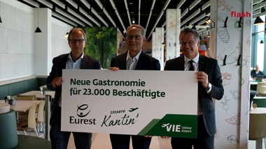 Am Flughafen Wien wird die Mitarbeiterverpflegung neu aufgestellt. Mit Eurest übernimmt ein neuer Betreiber die Versorgung der Beschäftigten und eröffnet dafür unter anderem eine neue Kantine.

Rund zehn Millionen Euro fließen in die neue Infrastruktur. Gemeinsam mit Eurest soll die Versorgung der Mitarbeiterinnen und Mitarbeiter auf der Land- und Luftseite verbessert werden.

Das Konzept zeigt bereits Wirkung: Deutlich mehr Beschäftigte nutzen das Angebot. Eurest setzt dabei auf eine breite Auswahl für unterschiedliche Geschmäcker und Ernährungsgewohnheiten.

Von klassischen Gerichten bis zu vegetarischen und veganen Angeboten: Die neue Kantine erweitert das gastronomische Angebot am Flughafen und soll den Arbeitsalltag am Standort verbessern.
_______________________
Im Interview:
Wolfgang Scheibenpflug     Geschäftsbereichsleiter Immobilien- und Standortmanagement, Flughafen Wien
Günther Ofner    Vorstandsdirektor, Flughafen Wien
Georg Hirsch-Stronstorff     Managing Director, EUREST Österreich