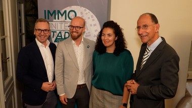 Wohnen ist längst mehr als eine Frage von vier Wänden – es ist das politische Streitthema Nummer eins. Beim IMMOunited Stadtgespräch diskutieren Top-Entscheider:innen der Immobilienbranche gemeinsam mit dem Politikexperten Peter Filzmaier über die aktuelle politische Lage und ihre Folgen für den Wohnungsmarkt.

Initiator Roland Schmid setzt bei den Stadtgesprächen bewusst auf kleine, exklusive Runden, denn Networking und offener Austausch stehen im Mittelpunkt. 

Ein Dauerbrenner des Abends: das Superministerium von Andreas Babler, das gleichzeitig für Wohnen, Kunst, Kultur, Medien und Sport zuständig ist. Für viele Gäste ein politisches Warnsignal.

Noch mehr Diskussionsstoff liefert die neue Mietpreisbremse: Seit April 2026 dürfen freie Mieten nicht mehr vollständig an die Inflation angepasst werden. Die Reaktionen fallen deutlich aus.

Am Ende des Abends bleibt vor allem ein Wunsch: Orientierung. Klarheit für die Branche – und der Mut, auch über Erfolge zu sprechen, statt nur über Probleme.

Trotz mancher Kritik überwiegt der Optimismus: Die Branche blickt nach vorne, sucht den Dialog mit der Politik – und die IMMOunited Stadtgespräche liefern dafür vierteljährlich die passende Bühne.

=====================================================

Im Interview:
Roland Schmid - Eigentümer, IMMOunited
Peter Filzmaier - Politexperte
David Beran - IMMOunited Markenbotschafter
Valentin Bauer - COO, IMMOunited
Matthias Dietl - Geschäftsführer, AMIDA Immobilien
Alexander Pawkowicz - Geschäftsführer, VÖPE
Anita Körbler - Managing Partner, trovato
Martin Lenikus - Geschäftsführer, Unternehmensgruppe Lenikus
Peter Engert - Geschäftsführer, ÖGNI
Sabrina Buchegger - Business Development Manager, MARCEL EBERHARTER
Iris Einwaller-Probst - Geschäftsführende Gesellschafterin, epmedia
Margit Köstler - Prokuristin, UniCredit Bank Austria
Ralf B. Six - Geschäftsführer, VGN Medien Holding