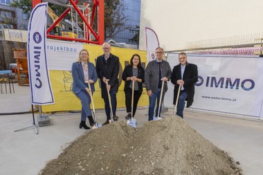 Mit dem Spatenstich in der Forsthausgasse setzen wir einen wichtigen Schritt für eine lebenswerte und zukunftsfähige Stadt. Das Projekt zeigt, wie wir als Wiener Stadtwerke gemeinsam mit unseren Unternehmen langfristige Lösungen für Wien schaffen und dabei die Bedürfnisse der Menschen in den Mittelpunkt stellen