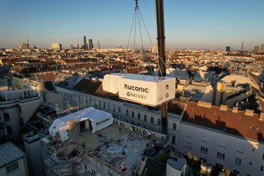 Die Module werden per Kran eingehoben