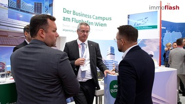 Auch 2026 bringt die EXPO REAL wieder die internationale Immobilienbranche in München zusammen. Mit dabei ist der Flughafen Wien, der aktuelle Projekte und neue Entwicklungen rund um die AirportCity vorstellen wird.
Ein großer Standortvorteil der AirportCity ist ihre gute Erreichbarkeit in Kombination mit einer umfassenden Infrastruktur direkt vor Ort.
Während die Immobilienbranche weiterhin vor Herausforderungen steht, entwickelt sich die AirportCity gegen den allgemeinen Markttrend positiv.
Neue Projekte und eine starke Nachfrage lassen den Flughafen Wien auch am Immobilienmarkt optimistisch in die Zukunft blicken.
________________
Im Interview:
Wolfgang Scheibenpflug    Geschäftsbereichsleiter, Immobilien - & Standortmanagement, Flughafen Wien