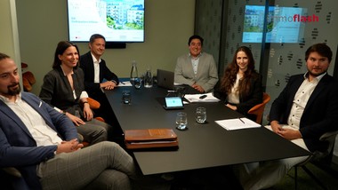 Die neue EU-Gebäuderichtlinie stellt die Immobilienwirtschaft vor große Herausforderungen. Beim Roundtable von building times und dem Immobilien Magazin diskutieren Branchenexperten darüber, welche neuen Anforderungen auf Eigentümer zukommen und wie sich diese auf den Gebäudebestand auswirken werden.
Umso wichtiger ist es, frühzeitig die richtigen Schritte zu unternehmen. Doch wie können sich Unternehmen auf die kommenden Veränderungen vorbereiten?
Die Umsetzung bleibt anspruchsvoll. Dennoch überwiegt bei den Experten die Zuversicht, dass sich die neuen Anforderungen erfolgreich bewältigen lassen.
Neben der Umsetzung stellt sich auch die wirtschaftliche Frage: Welchen Einfluss hat der energetische und technische Zustand eines Gebäudes auf seinen Wert?
Der Roundtable zeigt: Die EU-Gebäuderichtlinie bringt neue Herausforderungen mit sich, macht aber auch deutlich, wie wichtig vorausschauende Planung und langfristiger Werterhalt sind.
_______________________
Im Interview:
Elisabeth Pötscher  Senior Associate, Wolf Theiss
Matthias Plattner  Geschäftsführer, STRABAG PFS Österreich
Clemens Lehmden   Projektleiter, Conthaus
Nermin Jasarevic  Geschäftsführer, BSZ Bauwerkssanierungs-Zentrum
Anna Geher   Geschäftsführerin Immobilienbewertung, OTTO Immobilien
