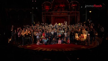 Manege frei für einen besonderen Vormittag! Auch 2026 lädt EHL wieder Kunden, Partner und deren Familien zum Circus Roncalli nach Wien ein. 

Auch abseits klassischer Branchentermine bietet sich Gelegenheit zum Austausch. Hier stehen allerdings nicht die Geschäfte, sondern das gemeinsame Lachen im Vordergrund.

Die Einladung zum Circus Roncalli hat mittlerweile Tradition. Für viele ist die Veranstaltung jedes Jahr ein besonderes Highlight, auf das sie sich schon im Vorfeld freuen.

Das Besondere: Hier sind nicht nur Geschäftspartner willkommen. EHL schafft einen Rahmen, in dem auch die Familien Teil des gemeinsamen Erlebnisses werden.

In der Manege sorgen spektakuläre Darbietungen und jede Menge Humor für Begeisterung. Doch was macht den Zirkusbesuch für die Gäste besonders?
Die Kinder haben ihre ganz eigenen Highlights.
Und wie kommt der Zirkus bei den Kleinsten an? Die Antwort fällt kurz, aber eindeutig aus.

Mit dem Besuch beim Circus Roncalli zeigt EHL, dass gute Beziehungen weit über das Geschäftliche hinausgehen.
_______________________
Im Interview:
Michael Ehlmaier  Geschäftsführender Gesellschafter, EHL Immobilien Gruppe
Karina Schunker   Geschäftsführerin, EHL Wohnen
Karl-Maria Pfeffer  Managing Director, Raiffeisen Property Holding International
Anna Salzer   Senior Consultant, EHL immobilienbewertung
Daniela Logar   Bereichsleiterin, EHL Investment Consulting
Thomas Stix   Senior Consultant, EHL Investment Consulting
Michael Graf   Geschäftsführer, YOUR OFFICE
Matthias Marhold  Chief Operating Officer, RWA
Thomas Neusiedler   Vorstandsvorsitzender, Helvetia Österreich
Dieter Wasserburger  Leiter Immobilien und Expansion, REWE International
Florian Rode   Büropartner, HNP architects
Lukas Kuhn   Geschäftsführer, Kuhn Immobilien
Julian Schramek   Vorsitzender der Geschäftsführung, Real-Treuhand Immobilien
Christian Heiss   Gründer und Geschäftsführer, Atelier Heiss Architekten
Inge Fitzek   Unternehmenskommunikation & Marketing