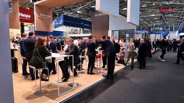Die Expo Real ist Europas größte Immobilienmesse. 2026 erwarten die Veranstalter 1.777 Aussteller und rund 42.000 Teilnehmer. Mit von der Partie: 61 Unternehmen aus der österreichischen Immobilienbranche – von Entwicklern über Investoren bis zu Maklern. Sie nutzen die Messe, um Kapital, Partner und neue Projekte für den Heimmarkt zu finden. 
 
 Und die Stimmung? Weder Euphorie noch Schwarzmalerei, sondern Zuversicht mit klarem Blick. Aussteller berichten von Gesprächen mit mehr Substanz.
 
 Der Blick geht nach vorn, aufs Schlussquartal. Cash is King: Kapital ist vorhanden und Investoren wählen gezielt aus. Wer vorbereitet ist, schließt ab.

 Und es bewegt sich etwas: Bauträger beginnen wieder mit neuen Projekten, digitale Lösungen und Infrastruktur rücken in den Fokus.
 
 Auch Innovation hat in München ihre Bühne. Die Digital Real Estate Association (DREA) vergibt ihren Award zum dritten Mal auf der Expo Real – direkt dort, wo die Entscheider sind. Und die Resonanz ist international.
 
 Die Expo Real 2026 zeigt: Der Markt ordnet sich neu – mit neuen Partnern, neuen Projekten und neuen Chancen. 
________________
Im Interview: