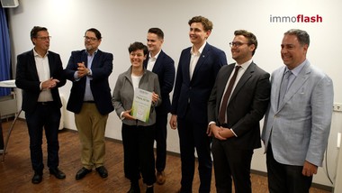 Beim IMMQU Best of Five 2026 stehen die besten Nachwuchstalente der Immobilienbranche im Mittelpunkt: Auch dieses Jahr werden herausragende wissenschaftliche Arbeiten präsentiert und ausgezeichnet. Eine Bühne für neue Ideen und besondere Leistungen.

Die Veranstaltung zeigt das Potenzial des akademischen Nachwuchses. Die präsentierten Arbeiten und die Auseinandersetzung mit aktuellen Branchenthemen stoßen auch bei den Gästen auf großes Interesse.

Hinter der Initiative steht die Unterstützung der Immobilienwirtschaft. Denn qualifizierter Nachwuchs ist entscheidend, um die Branche langfristig weiterzuentwickeln.

Für die ausgezeichneten Talente ist der Award mehr als eine Anerkennung ihrer wissenschaftlichen Leistung. 

Das „IMMQU Best of Five“ zeigt, wie wichtig die Verbindung zwischen Ausbildung und Praxis ist. Und dass die Zukunft der Immobilienbranche beim Nachwuchs beginnt.
____________________
Im Interview:
Alexander Bosak   Vorstandsvorsitzender, immQu
Frank Brün   Vorstand, immQu
Paul Zödi   Geschäftsführer, ZÖDI Immobilien
Bob Martens   Lehrgangsleiter Immobilienlehrgänge, TU Wien
Alexander Scheuch  Managing Director, Rustler Immobilientreuhand
Elia Stefan   Finalistin, Beste Masterthesis