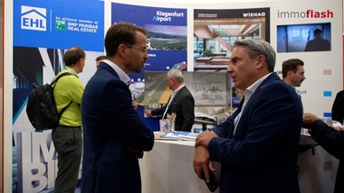 Die EHL präsentiert sich auch dieses Jahr auf der Expo Real 2026 in München. Für das Unternehmen ist die Messe eine wichtige Plattform, um neue Kontakte zu knüpfen, Gespräche zu führen und Geschäfte abzuschließen.

Die vergangenen Jahre waren für die Immobilienbranche schwierig. Bei EHL ist nun spürbar, dass Käufer und Investoren wieder aktiver werden und der Markt langsam in Bewegung kommt.

Diese Entwicklung macht sich auch in der Stimmung bemerkbar. EHL nimmt auf der diesjährigen EXPO REAL mehr Zuversicht und Aktivität wahr.

Die EXPO REAL zeigt für EHL: Die Herausforderungen bleiben, gleichzeitig entstehen am Immobilienmarkt aber auch wieder neue Chancen.
==================================================
Michael Ehlmaier - Geschäftsführender Gesellschafter, EHL Immobilien Gruppe
Karina Schunker - Geschäftsführerin, EHL Wohnen
Herwig Michael Peham - Bereichsleiter, EHL Investment Consulting
Alexandra Bauer - Bereichsleiterin, EHL Büroimmobilien 
Stefan Wernhart - Geschäftsführer, EHL Gewerbeimmobilien
Markus Mendel - Geschäftsführer, EHL Investment Consulting
Astrid Grantner-Fuchs - Geschäftsführerin, EHL Immobilienbewertung
Franz Pöltl - Geschäftsführender Gesellschafter, EHL Investment Consulting
Heinrich Resmann - Senior Consultant, EHL Büroimmobilien