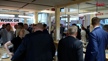 Die EXPO REAL 2026 ist in vollem Gange und auch am Stand von STRABAG PFS herrscht reger Betrieb. Zahlreiche Besucher nutzen die Messe für Austausch und persönliche Gespräche.
Modernes Facility Management geht heute weit über den laufenden Betrieb hinaus. Gefragt sind Lösungen, die Immobilien über ihren gesamten Lebenszyklus hinweg begleiten.
Gerade bei steigenden Anforderungen ist für Kunden vor allem eines wichtig: ein Partner, auf den sie langfristig bauen können.

Wie das konkret aussehen kann, zeigt das Unternehmen direkt auf der Messe. 

Damit nutzt STRABAG PFS die EXPO REAL nicht nur für den Austausch, sondern auch, um konkrete Antworten auf die Anforderungen von morgen zu präsentieren.
__________________
Im Interview:
Matthias Plattner  Geschäftsführer, STRABAG PFS International
Doris Bele   Bereichsleiterin Integriertes Facility Management Bundesländer, STRABAG PFS Österreich
Sertan Özer-Gam   Direktionsleiter, Strabag PFS International