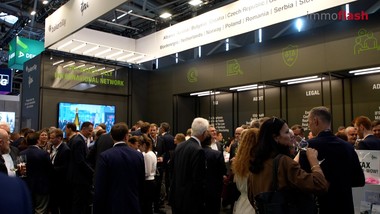Auf der EXPO REAL trifft TPA auf Kunden und Partner aus der gesamten Immobilienwirtschaft. Gerade in bewegten Zeiten ist dabei nicht nur das Geschäft wichtig, sondern auch das Vertrauen, das im persönlichen Austausch entsteht.
Und auch die Branche selbst verändert sich. Was lange Zeit stark männlich geprägt war, wird zunehmend vielfältiger: Auf der diesjährigen EXPO REAL sind mehr Frauen präsent.
Weniger eindeutig ist das Bild bei der aktuellen Marktlage. Während einige bereits neue Chancen sehen, bleiben andere zurückhaltend, sodass die Stimmung sehr unterschiedlich ausfällt.
Trotz unterschiedlicher Erwartungen zeigt sich in München vor allem eines: Die Branche bleibt in Bewegung und der persönliche Austausch ist wichtiger denn je.
________________________
Im interview:
Gerald Kerbl  Partner, TPA Österreich
Helmut Beer  Partner, TPA Österreich
Ingrid Winkelbauer Partnerin, TPA Österreich
Yasmin Wagner  Partnerin, TPA Österreich