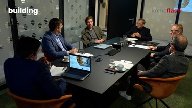 Holz oder Beton – welcher Baustoff ist besser? Beim gemeinsamen Roundtable von Immoflash und Building Times diskutieren Branchenexperten über die jeweiligen Stärken und die Rolle der beiden Materialien im modernen Bauwesen. Besonders beim Thema Nachhaltigkeit bietet Holz interessante Möglichkeiten.

Doch nicht nur Holz hat seine Stärken. Auch Beton bleibt ein wichtiger Bestandteil der Bauwirtschaft und bietet gerade bei langfristigen Bauprojekten entscheidende Vorteile.

Ein eindeutiger Sieger lässt sich also nicht bestimmen. Entscheidend ist vielmehr, welcher Baustoff sich für das jeweilige Bauvorhaben am besten eignet.

Der Roundtable zeigt: Die Zukunft des Bauens liegt nicht im Gegeneinander von Holz und Beton, sondern im gezielten Einsatz beider Materialien. Nachhaltigkeit und ein bewusster Umgang mit Ressourcen bleiben dabei entscheidend.

_________________
Im Interview:
Michael Haugeneder  Geschäftsführer, ATP Sustain
Andreas Hawlik   Geschäftsführer, HAWLIK GERGINSKI Architekten ZT
Peter Schaller   CTO, UBM Development
Anton Glasmaier   Geschäftsführer, Verband Österreichischer Betonfertigteilwerke